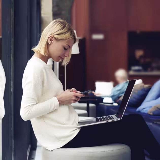 Jeune femme avec ordinateur