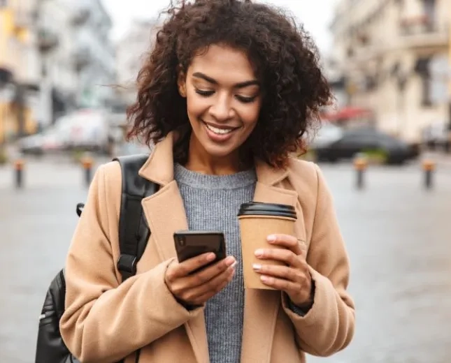 Utilisatrice de smartphone